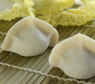 বিভিন্ন অভ্যন্তরীণ ingrediants সঙ্গে সুস্বাদু ফ্রিজ প্রক্রিয়াজাত খাদ্য Dumplings JiaoZi