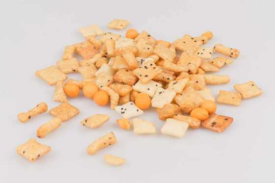 বিআরসি সার্টিফাইড চিলে স্বাদযুক্ত রাইস ক্র্যাকার মিশ্রণ বাদামের সাথে - মঞ্চিনস স্ন্যাক