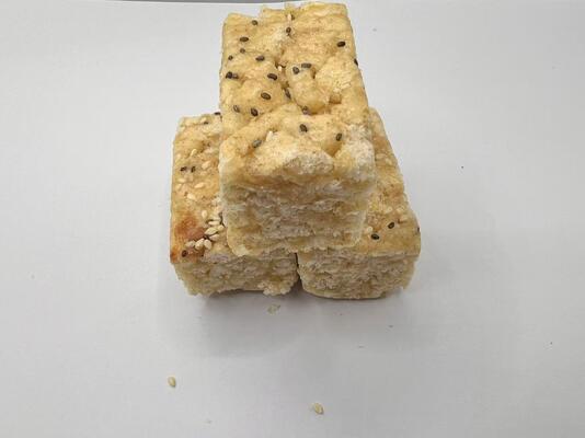 সাকিমা প্যাস্ট্রি ঐতিহ্যবাহী চীনা মধু স্ন্যাক হালকা ক্রিস্পি কৃত্রিম স্বাদ নেই মৃগী এবং পেটের জন্য ভাল