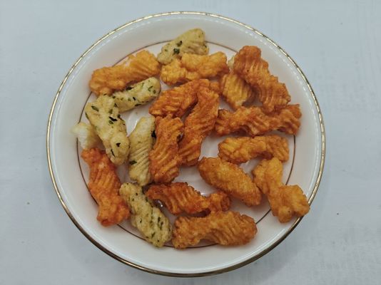 সামুদ্রিক রসুন এবং সয়া সস স্বাদ মিশ্রণ সঙ্গে মিশ্রিত রাইস ক্র্যাকার