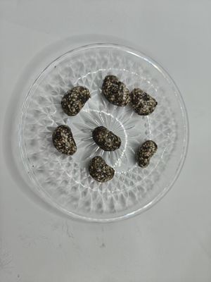 কালো ও সাদা সিজাম ক্যাশু বাদাম