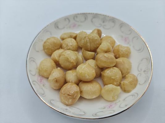 সুস্বাদু রোস্ট করা ম্যাকাডামিয়া বাদাম, যা প্রাকৃতিক উপাদান দিয়ে তৈরি
