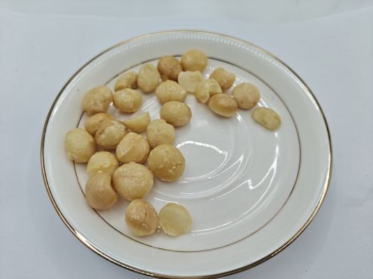 সুস্বাদু রোস্ট করা ম্যাকাডামিয়া বাদাম, যা প্রাকৃতিক উপাদান দিয়ে তৈরি