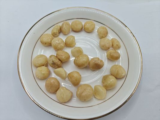 সুস্বাদু রোস্ট করা ম্যাকাডামিয়া বাদাম, যা প্রাকৃতিক উপাদান দিয়ে তৈরি