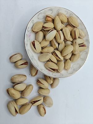 তৃষ্ণা মেটান ভাজা নুনযুক্ত পেস্তা, খোসা সহ, বিনামূল্যে নমুনা