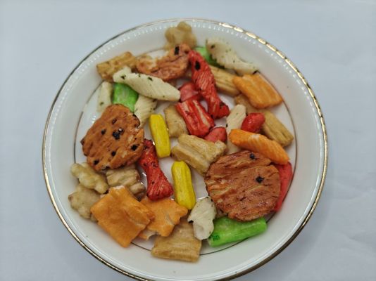 আসল কাস্টমাইজড ফ্লেভার মিশ্রিত রাইস ক্র্যাকার বিভিন্ন প্রকার প্যাক বাল্ক প্যাকেজিং তেল উপাদান সহ