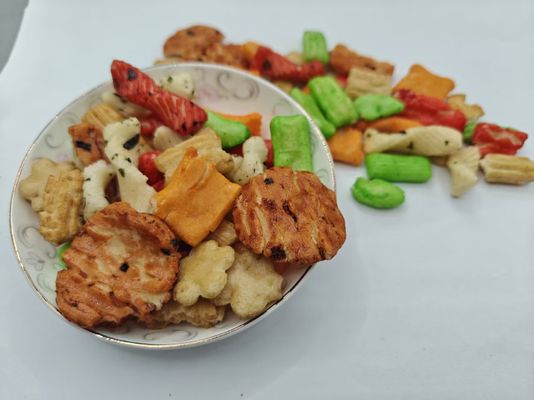 আসল কাস্টমাইজড ফ্লেভার মিশ্রিত রাইস ক্র্যাকার বিভিন্ন প্রকার প্যাক বাল্ক প্যাকেজিং তেল উপাদান সহ