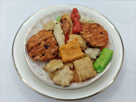 আসল কাস্টমাইজড ফ্লেভার মিশ্রিত রাইস ক্র্যাকার বিভিন্ন প্রকার প্যাক বাল্ক প্যাকেজিং তেল উপাদান সহ