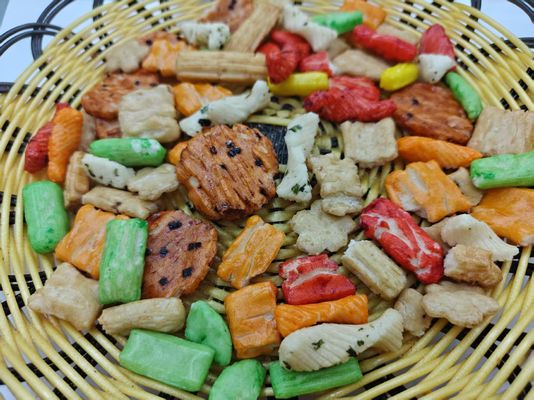 আসল কাস্টমাইজড ফ্লেভার মিশ্রিত রাইস ক্র্যাকার বিভিন্ন প্রকার প্যাক বাল্ক প্যাকেজিং তেল উপাদান সহ