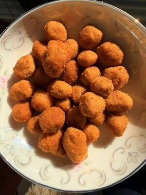 স্বর্ণ ডিমের কুসুম ক্রাঞ্চ চিনাবাদাম স্ন্যাক, নোনতা ডিমের কুসুম এবং মশলাদার স্বাদের সাথে, কাস্টমাইজড ওএম প্যাকেজিং-এ