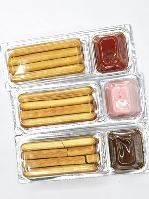 আসল স্ট্রবেরি পিউরি এবং ক্যালসিয়াম সমৃদ্ধ নন-জিএমও বাচ্চাদের মধ্যাহ্নভোজ বাক্সের সাথে স্ট্রবেরি ডুব ক্রিপস